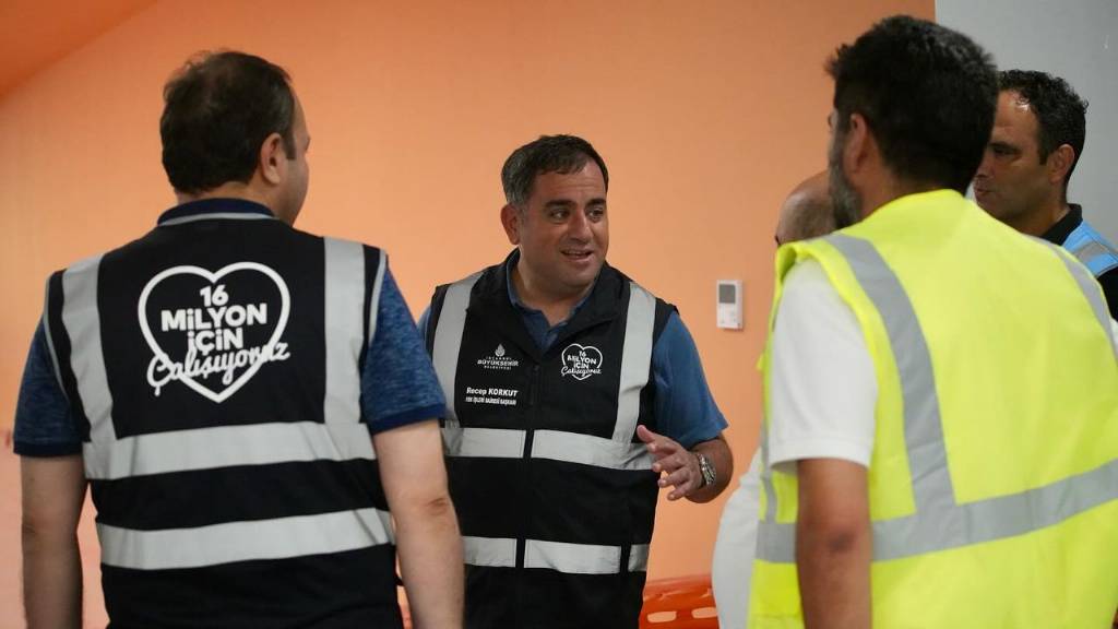 İBB, Bağcılar'da Olimpik Kapalı Yüzme Havuzu'nu Açıyor