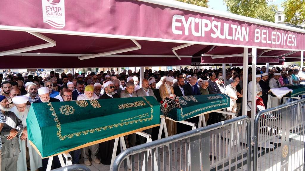 İstanbul Valisi Davut Gül, Cenaze Törenlerine Katıldı