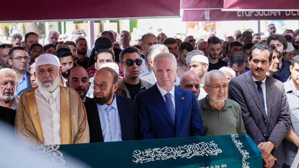 İstanbul Valisi Davut Gül, Cenaze Törenlerine Katıldı