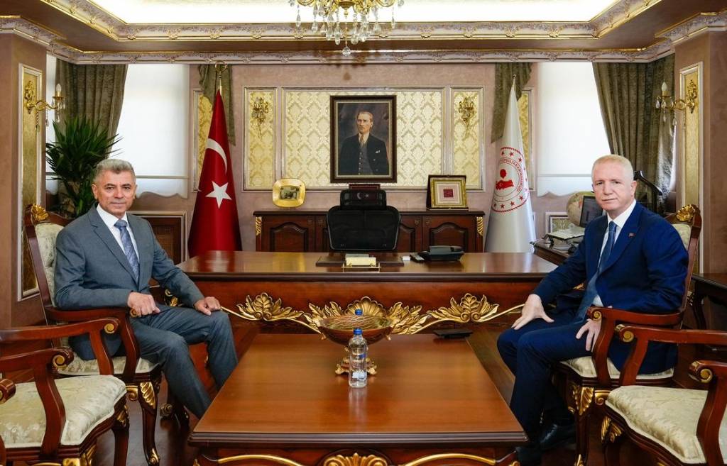 İstanbul Valisi Davut Gül, Eyüpsultan Kaymakamı Dr. Arslan Yurt'u Ziyaret Etti
