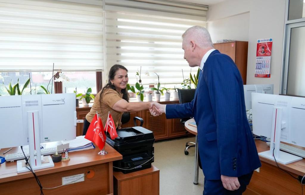 İstanbul Valisi Davut Gül, Eyüpsultan Kaymakamı Dr. Arslan Yurt'u Ziyaret Etti