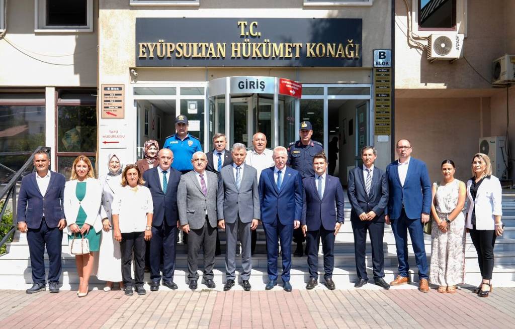 İstanbul Valisi Davut Gül, Eyüpsultan Kaymakamı Dr. Arslan Yurt'u Ziyaret Etti