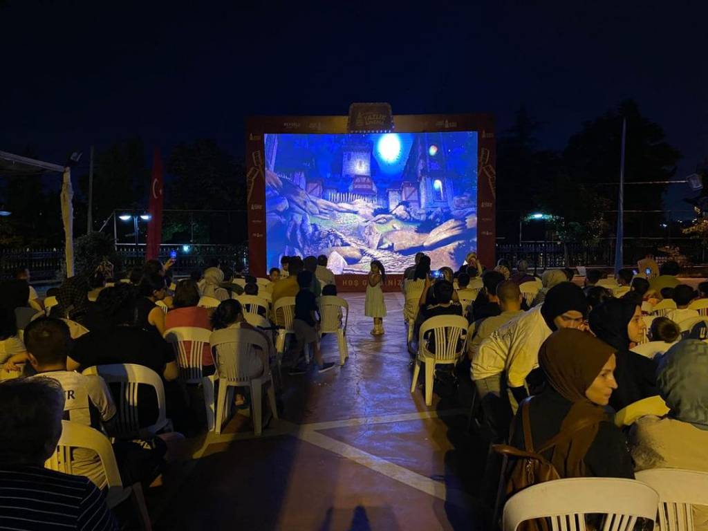Beyoğlu Belediyesi Yazlık Sinemalar Etkinlikleriyle Komşuları Buluşturdu