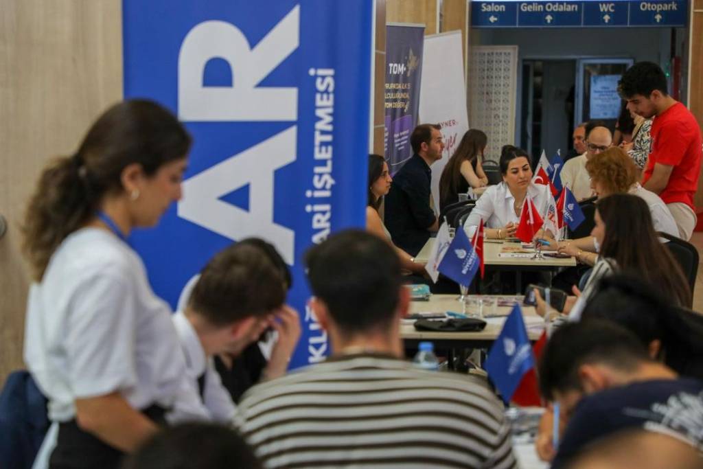 Bayrampaşa Kariyer ve İstihdam Fuarı'nda 31 Firma ile İş Fırsatları Sunuldu