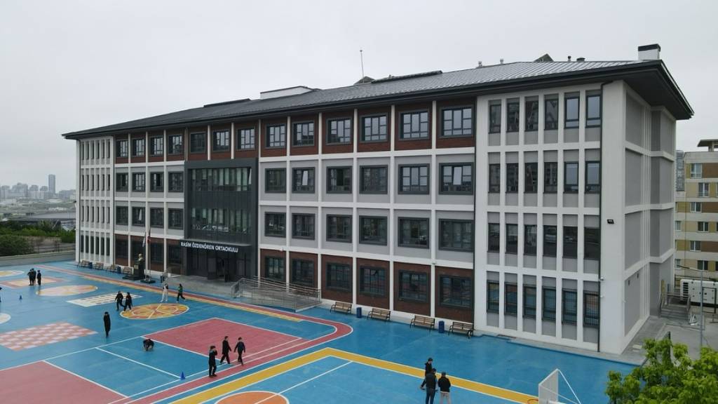 İstanbul Valisi Davut Gül, Rasim Özdenören Ortaokulu'nu Ziyaret Etti