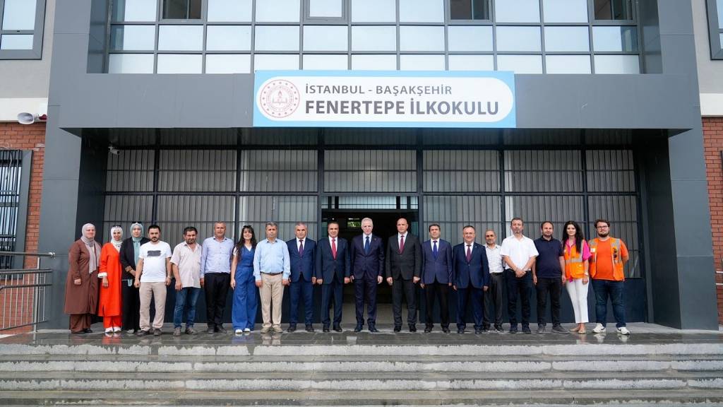 İstanbul Valisi Davut Gül, Fenertepe İlkokulu'nu Ziyaret Etti
