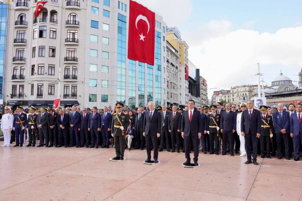 Ekrem İmamoğlu, 30 Ağustos Zafer Bayramı'nda Taksim'de Çelenk Sunduklarını Duyurdu