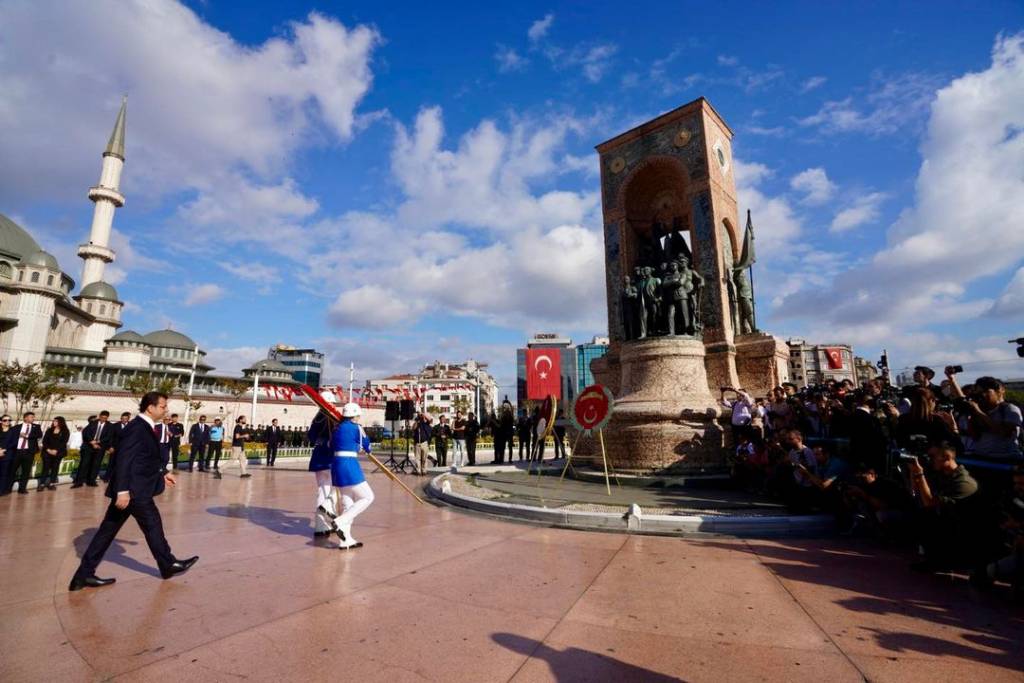 Ekrem İmamoğlu, 30 Ağustos Zafer Bayramı'nda Taksim'de Çelenk Sunduklarını Duyurdu