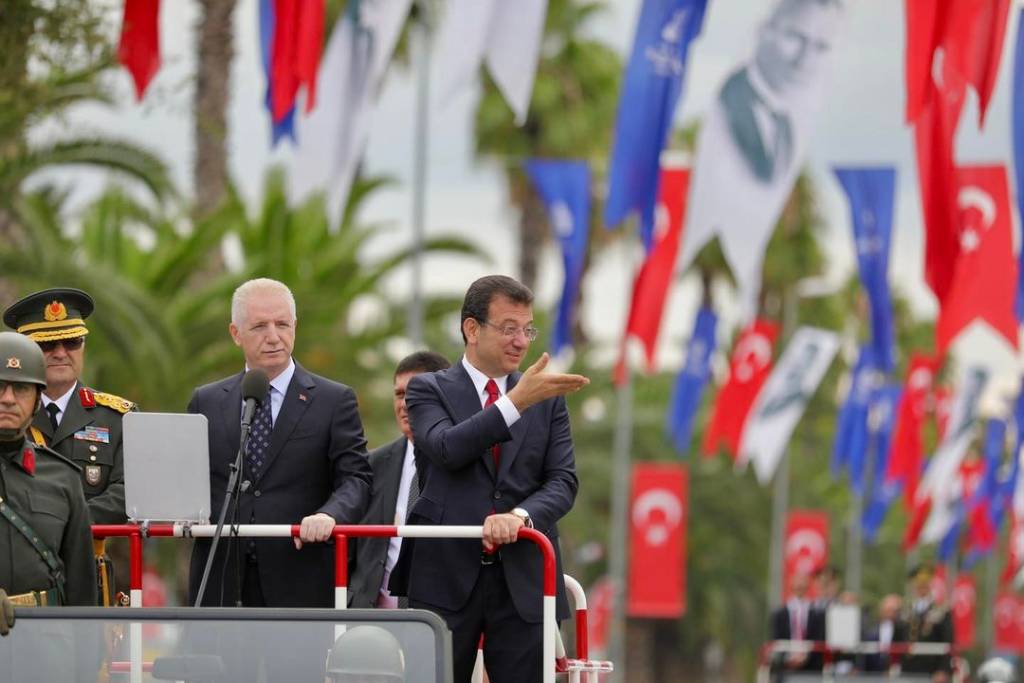 Ekrem İmamoğlu, 30 Ağustos Zafer Bayramı'nda Taksim'de Çelenk Sunduklarını Duyurdu