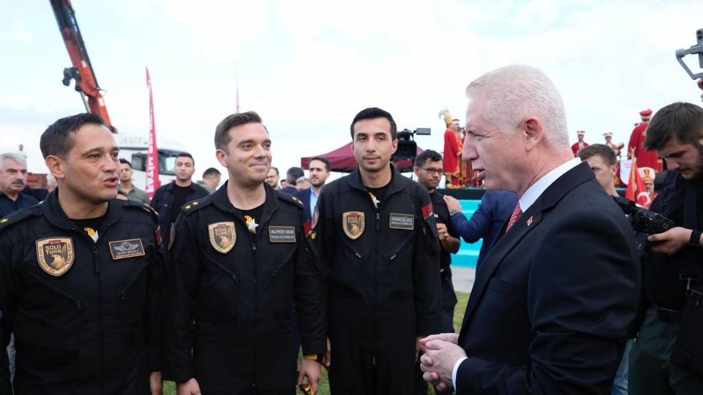 SOLOTÜRK, İstanbul Semalarında Nefes Kesen Gösteri Uçuşu Gerçekleştirdi