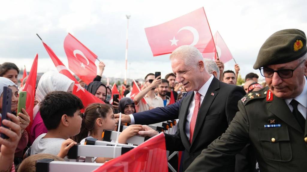 SOLOTÜRK, İstanbul Semalarında Nefes Kesen Gösteri Uçuşu Gerçekleştirdi