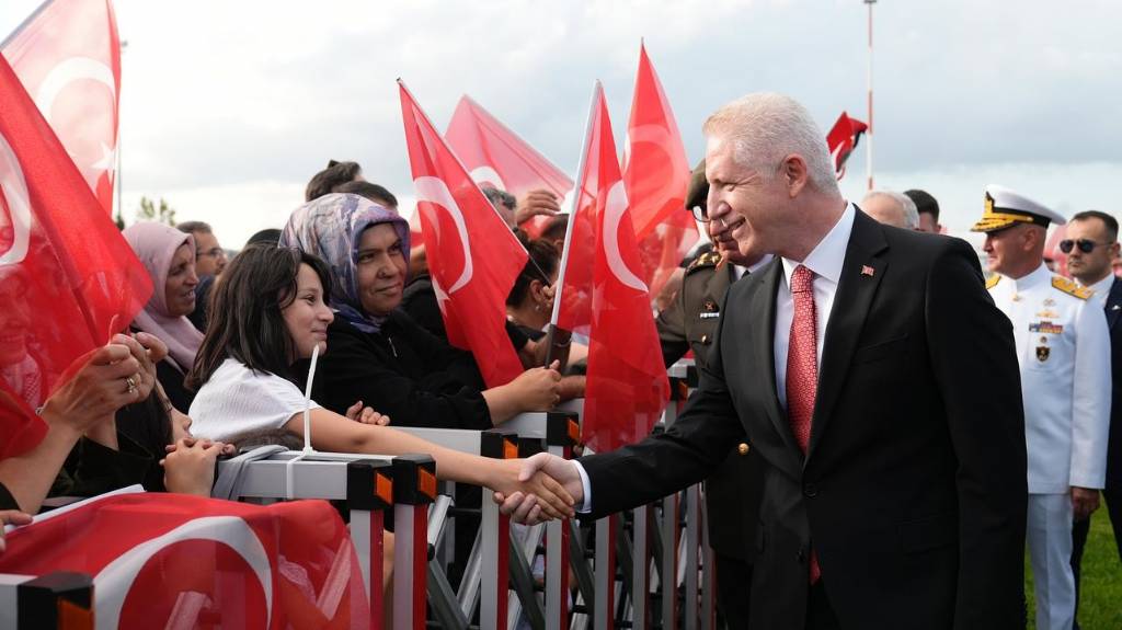 SOLOTÜRK, İstanbul Semalarında Nefes Kesen Gösteri Uçuşu Gerçekleştirdi