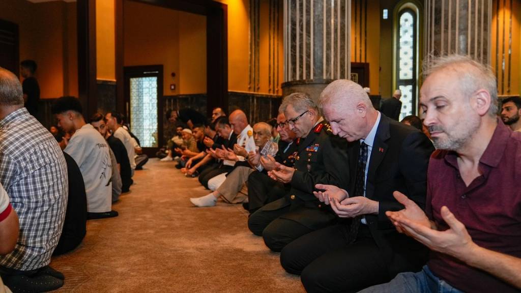 İstanbul'da 30 Ağustos Zafer Bayramı Kutlamaları Taksim Camii'nde Hatim Programı ile Gerçekleştirildi