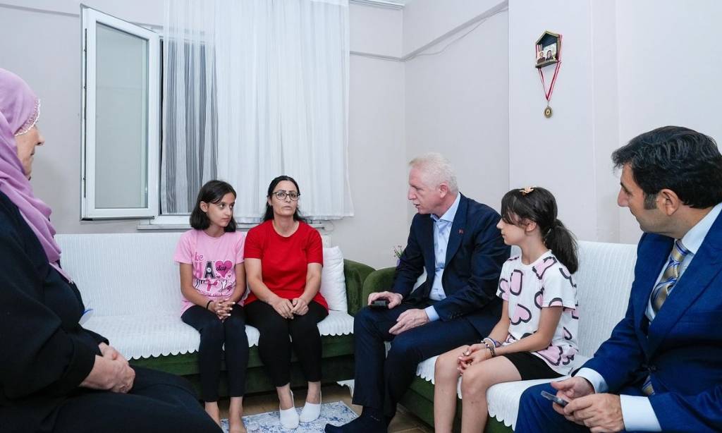 İstanbul Valisi Davut Gül, Zeytinburnu'nda Ailelerle Buluştu