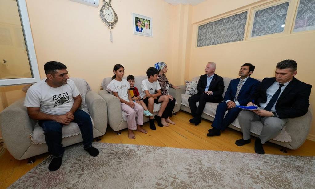 İstanbul Valisi Davut Gül, Zeytinburnu'nda Ailelerle Buluştu