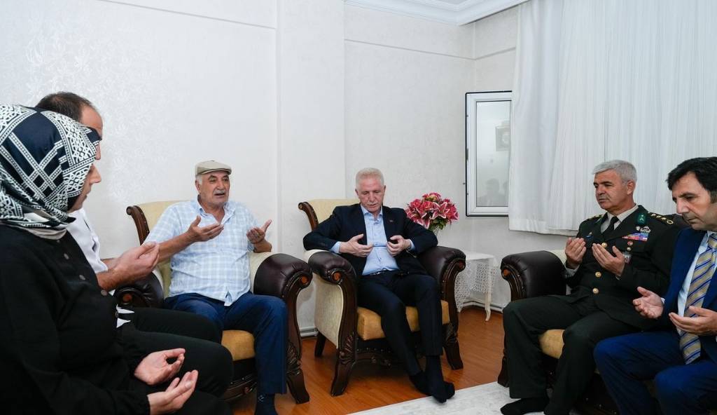 İstanbul Valisi Davut Gül, Şehit Ailesini Ziyaret Etti