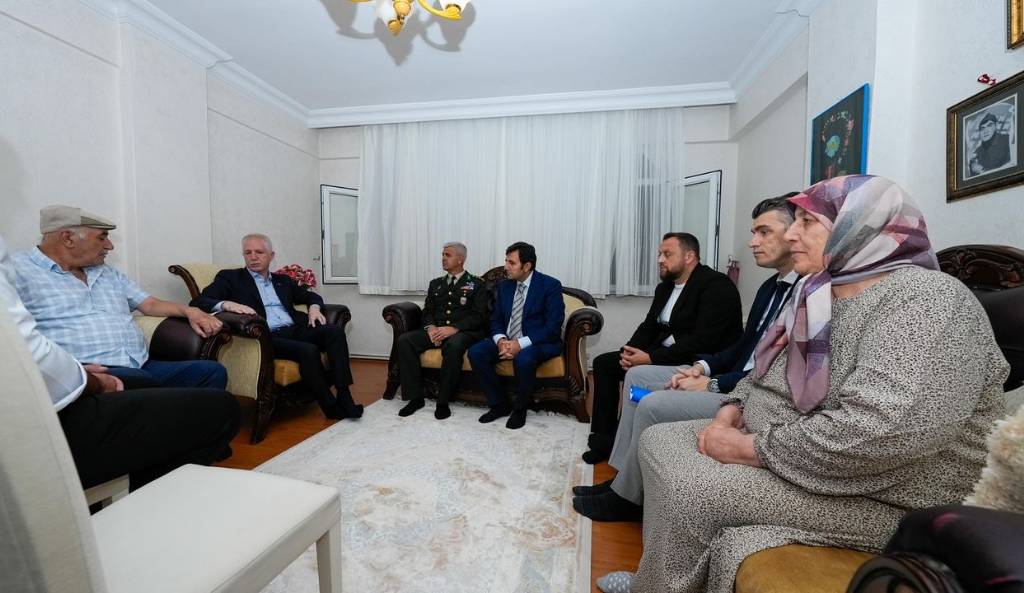 İstanbul Valisi Davut Gül, Şehit Ailesini Ziyaret Etti