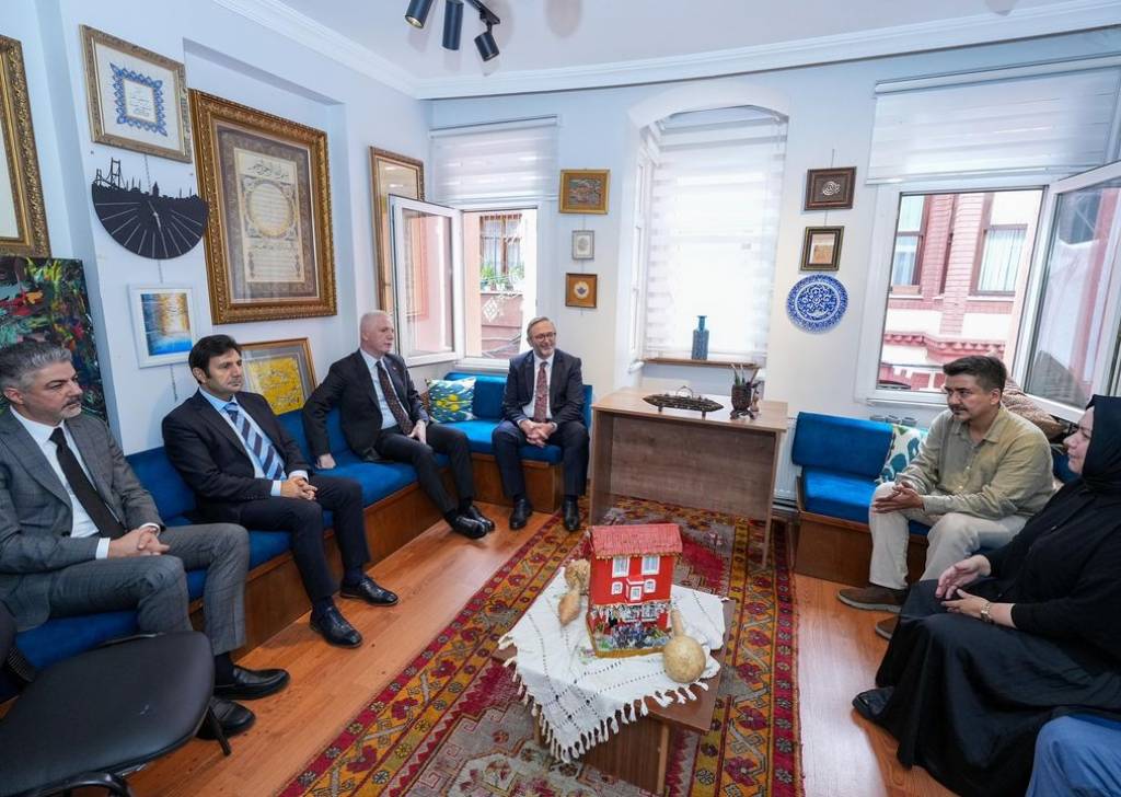 İstanbul Valisi Davut Gül, Şifa Sanat Galerisi'ni Ziyaret Etti