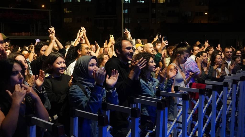 Müze Gazhane'de Hava Kararınca Konseri Coşkuyla Gerçekleşti
