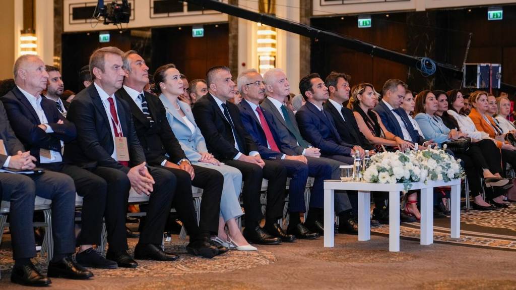 İstanbul'da Çevre Dostu Ulaşım Teknolojileri Zirvesi Düzenlendi